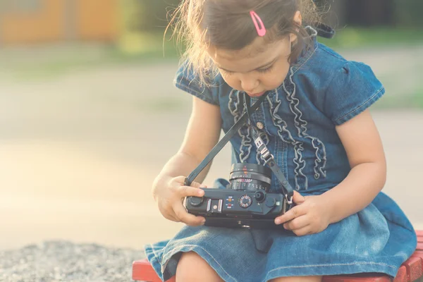 Kamera ile küçük kız — Stok fotoğraf