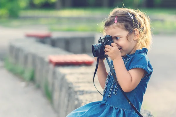 Holčička s fotoaparátem — Stock fotografie