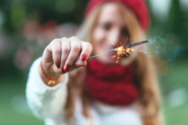 Bengal ışık ile genç moman