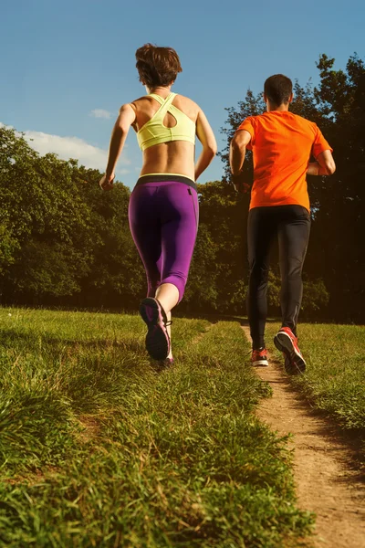 Männer und Frauen joggen. — Stockfoto