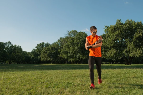 Deportista programando su ruta de footing — Foto de Stock