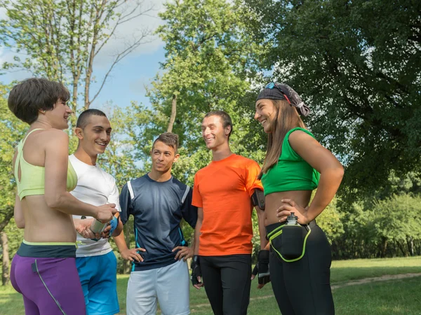 Grupo de deportistas hablando después del ejercicio — Foto de Stock