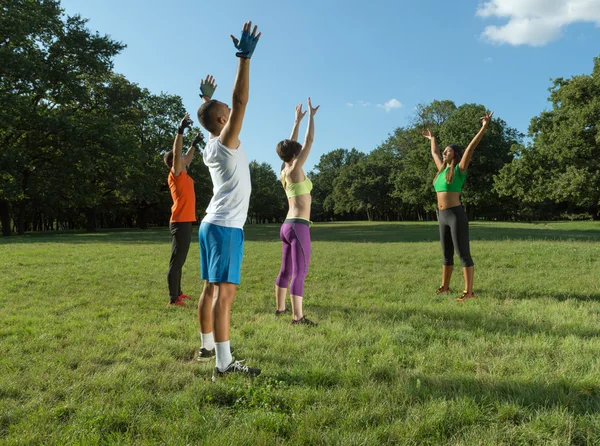 Ejercicio de grupo de personas. Fitness al aire libre . — Foto de Stock