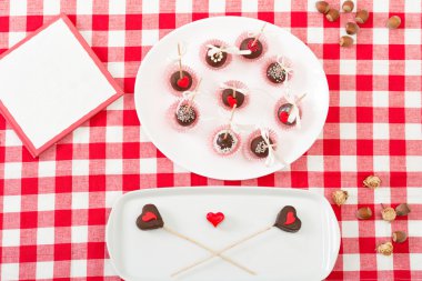 Eski ahşap masa üzerinde kırmızı beyaz sarmalayıcı cupcake..