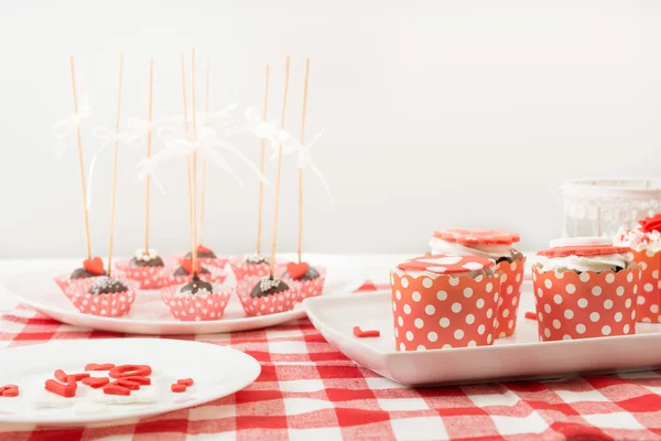 Cupcake-a piros fehér gép, a régi fából készült asztal.. — Stock Fotó