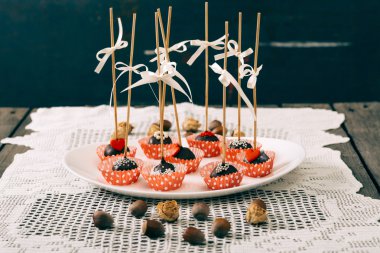 Pasta eski ahşap masa üzerinde kırmızı beyaz sarmalayıcı uğrayın