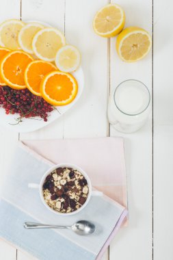 Tahıl, meyve ve süt masada