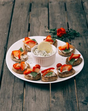 Blinis tahta masanın üzerinde. Somon sandviç ...