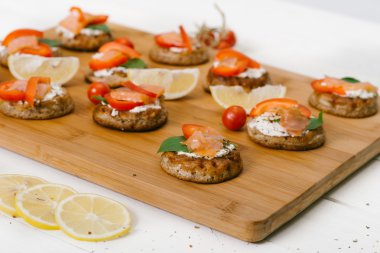 Blinis tahta masanın üzerinde. Somon sandviç ...