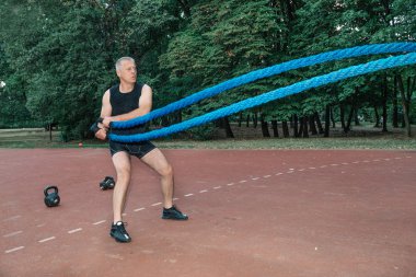 CrossFit eğitim açık yapan erkek