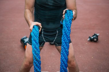 CrossFit eğitim açık yapan erkek
