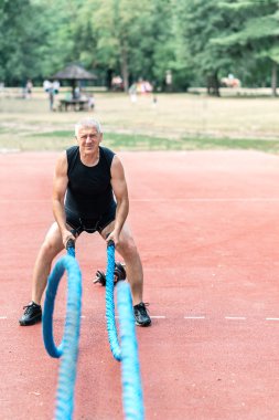 CrossFit eğitim açık yapan erkek