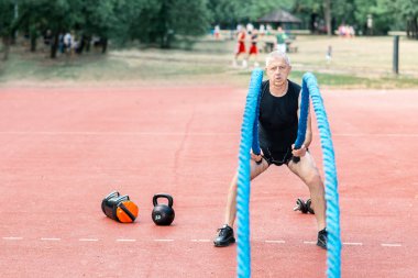 CrossFit eğitim açık yapan erkek