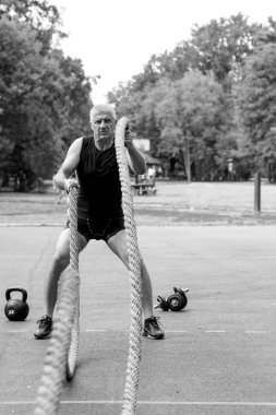 CrossFit eğitim açık yapan erkek