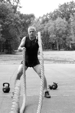 CrossFit eğitim açık yapan erkek