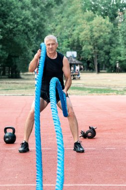CrossFit eğitim açık yapan erkek