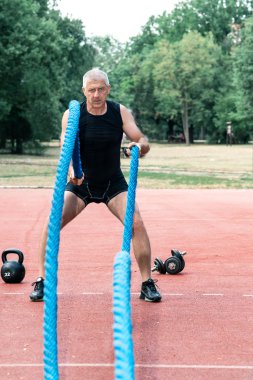 CrossFit eğitim açık yapan erkek
