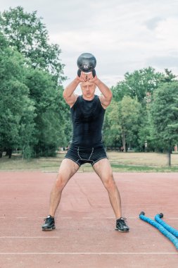 CrossFit eğitim açık yapan erkek