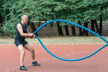 CrossFit eğitim açık yapan erkek