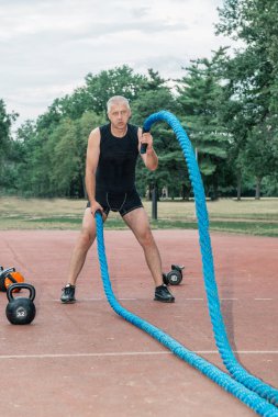 CrossFit eğitim açık yapan erkek