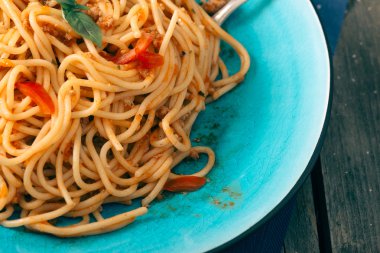 Ev makarna rustik ahşap masanın üzerine yaptı..