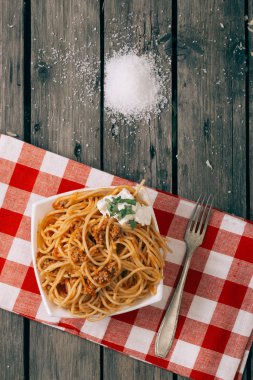 Ev makarna rustik ahşap masanın üzerine yaptı..