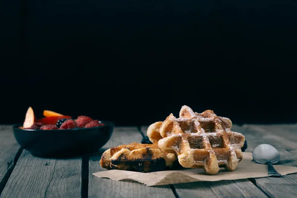 Hausgemachte Waffeln mit Früchten auf dem Vintage-Tisch. — Stockfoto