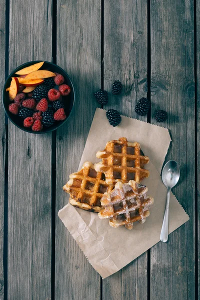 Hemlagade våfflor whit frukter på vintage bord. — Stockfoto