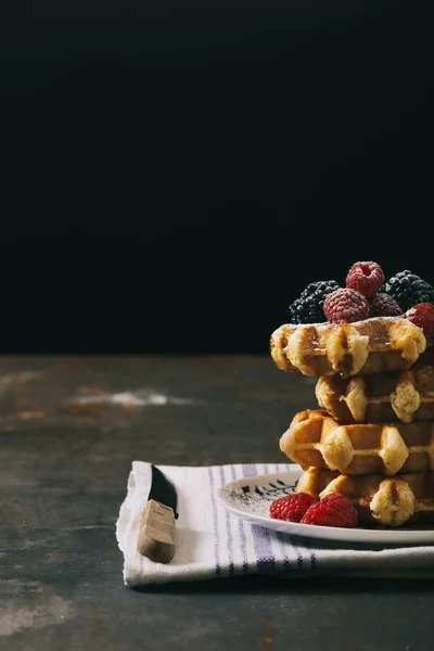 Waffles caseiros whit frutas na mesa vintage . — Fotografia de Stock