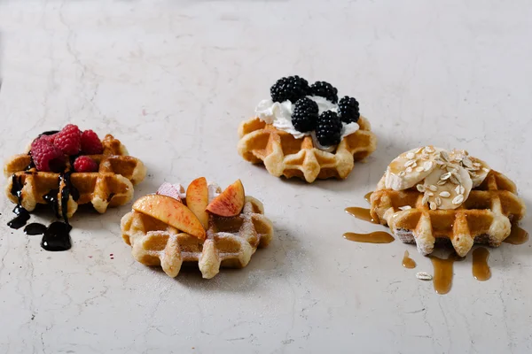 Waffles caseiros com frutas na mesa vintage branca — Fotografia de Stock