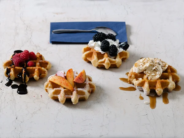 Waffles caseiros com frutas na mesa vintage branca — Fotografia de Stock