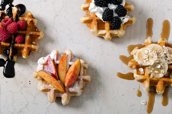 Hausgemachte Waffeln mit Früchten auf weißem Vintagetisch — Stockfoto