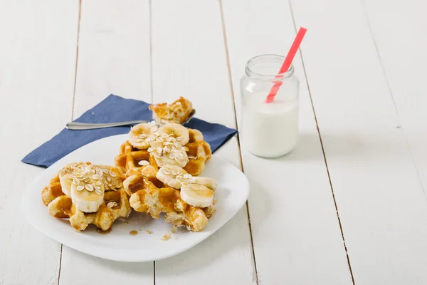 Wafel buatan sendiri dengan buah-buahan di meja vintage putih — Stok Foto