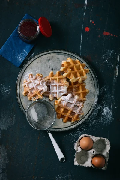 Hemlagade våfflor whit frukter på bord — Stockfoto