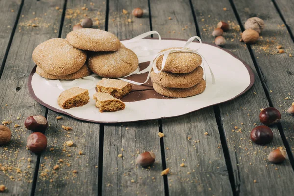 Biscoitos na mesa de madeira — Fotografia de Stock