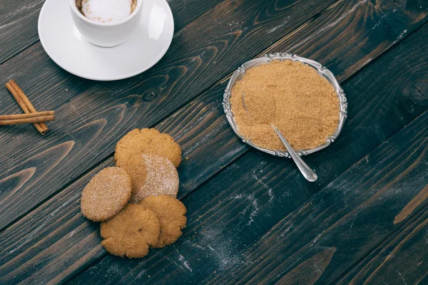 Pliki cookie i kawy na stole — Zdjęcie stockowe