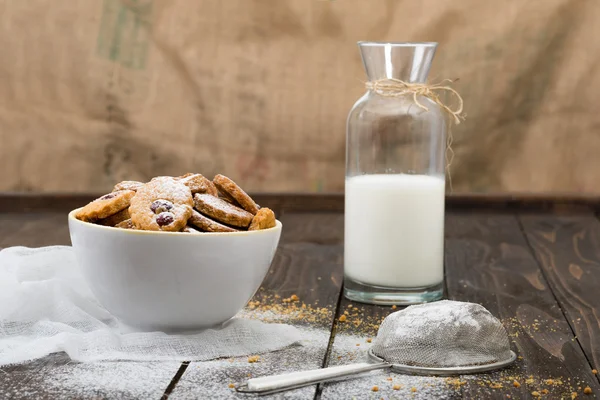 Sütik és tej a fa asztalon — Stock Fotó
