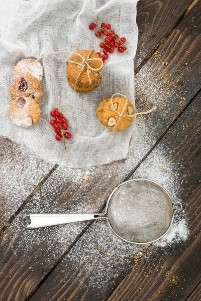 Kakor på träbord — Stockfoto