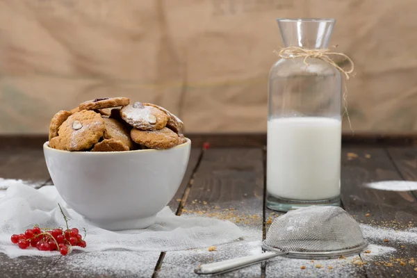 木のテーブルの上のクッキーとミルク — ストック写真