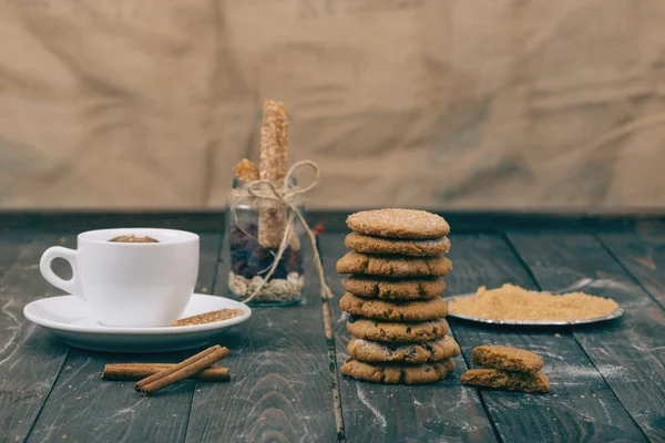 Biscuits et café sur la table — Photo