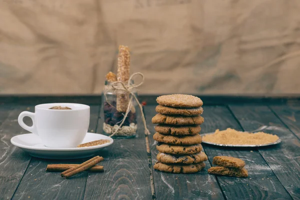 Kekse und Kaffee auf dem Tisch — Stockfoto