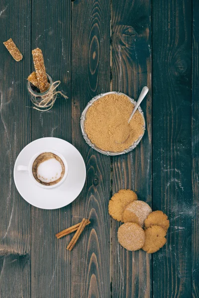 Cookies en koffie op tafel — Stockfoto