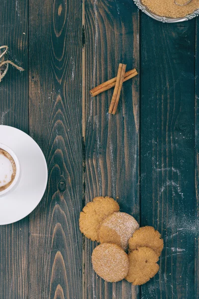 Kakor och kaffe på bordet — Stockfoto