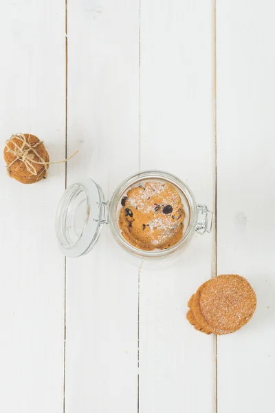 Biscuits sur table en bois — Photo