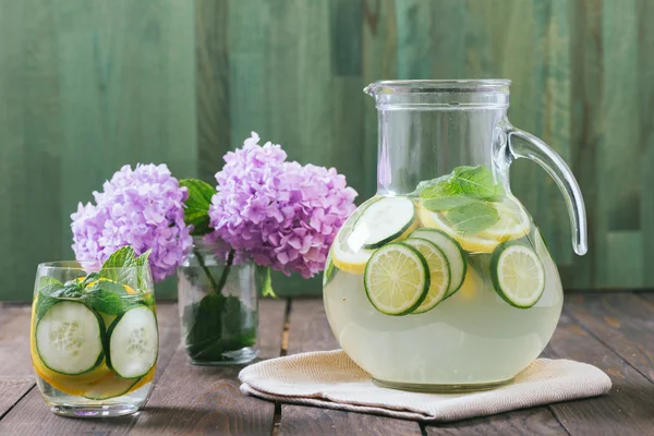 Agua infundida de frutas . —  Fotos de Stock