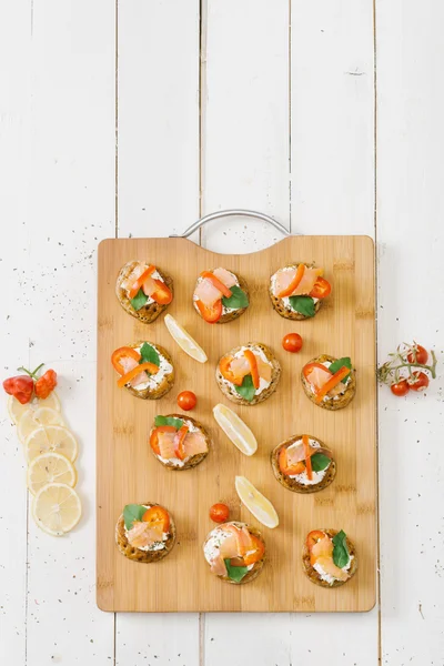 Blinis auf dem Holztisch. Lachsbrötchen ... — Stockfoto