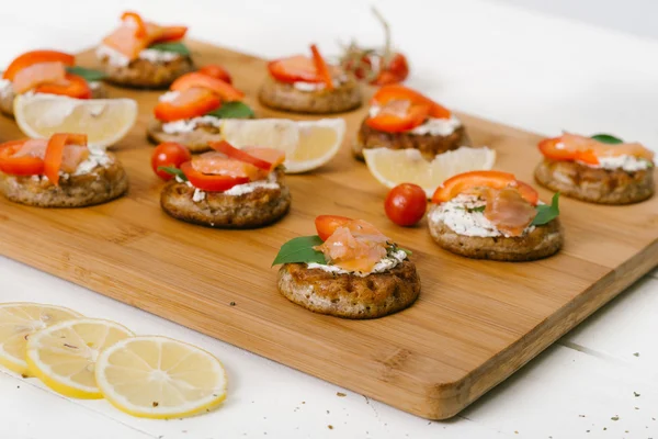 Ciegos en la mesa de madera. Sandwich de salmón  ... —  Fotos de Stock