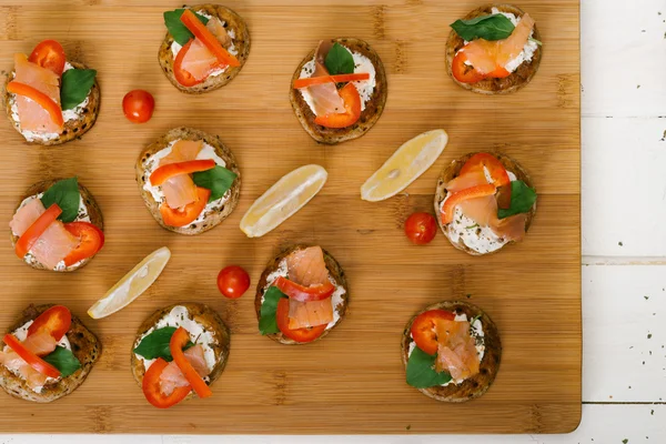 Blinis auf dem Holztisch. Lachsbrötchen ... — Stockfoto