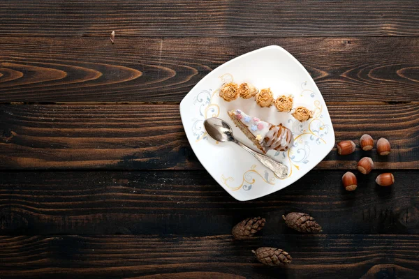 木製のテーブルの Kugelhopf ケーキ. — ストック写真