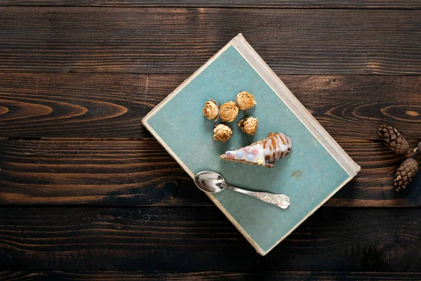 Кусок торта Кугельхопф на деревянном столе . — стоковое фото